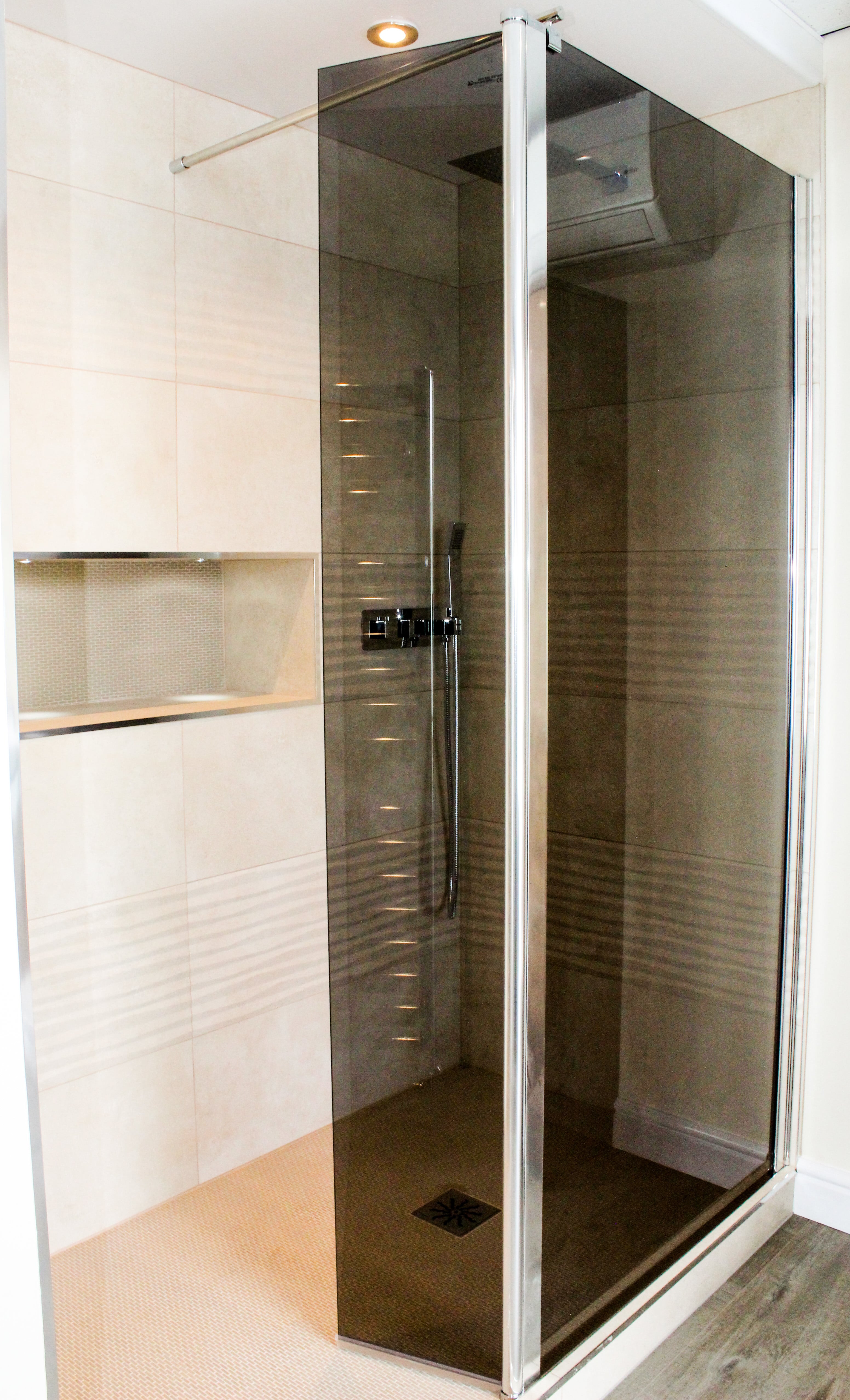 Shower with tinted shower screen